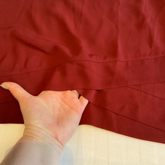 EUC burgundy sweater, light fabric, back and sleeves in a jersey fabric. - Picture 6 of 8